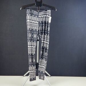NWT-  Girl's Leggings- Snowflake Print - Size L